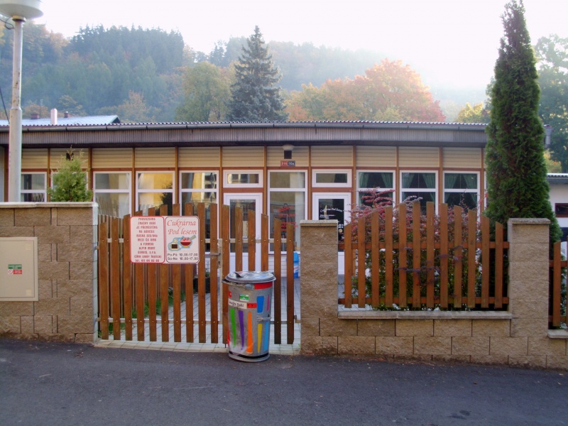 Cukrarna Pod lesem Dubi budova.jpg