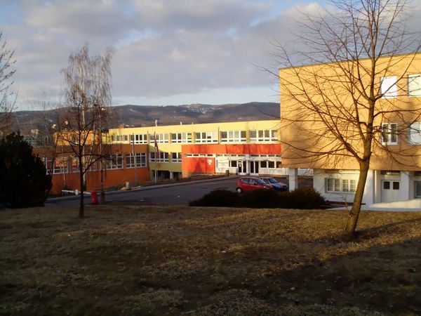 Stredni skola stavebni Teplice celkove.jpg