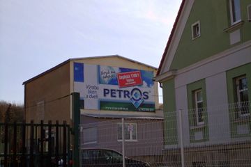 Okna Petros Teplice vchod.jpg