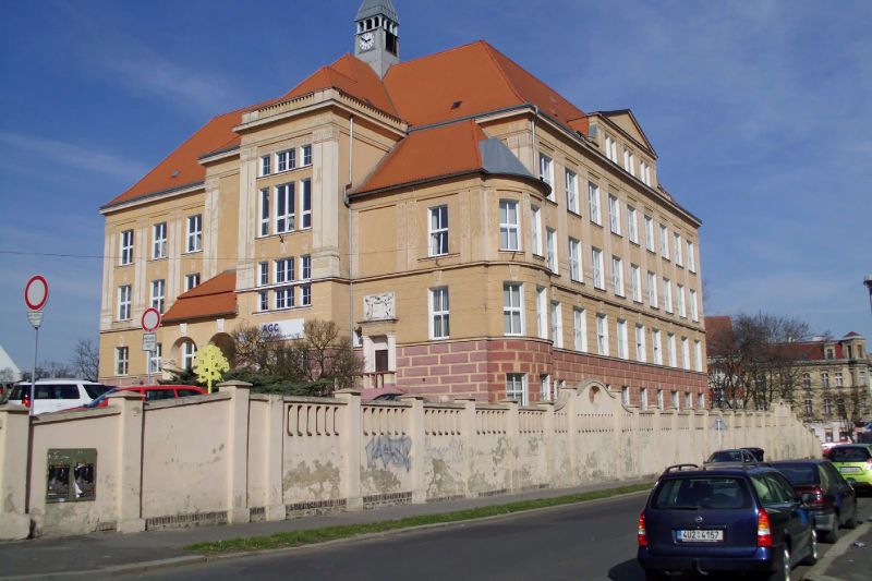 Soubor:Stredni skola AGC.jpg