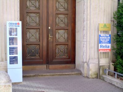 Ceska sporitelna Kapelni Teplice vchod.jpg