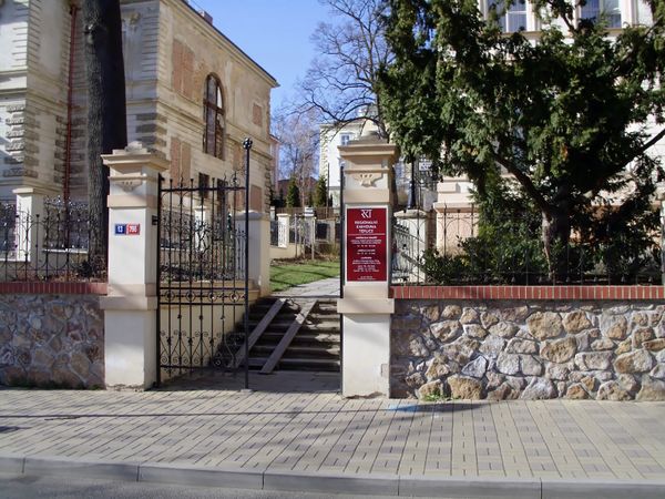 Regionalni knihovna Teplice vstup.jpg