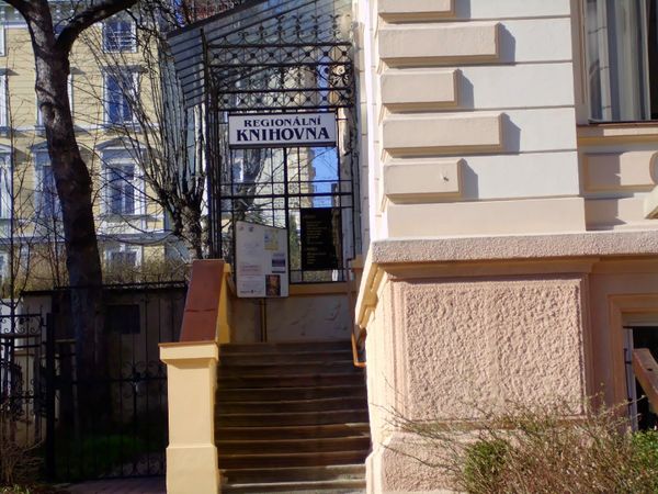 Regionalni knihovna Teplice vchod.jpg