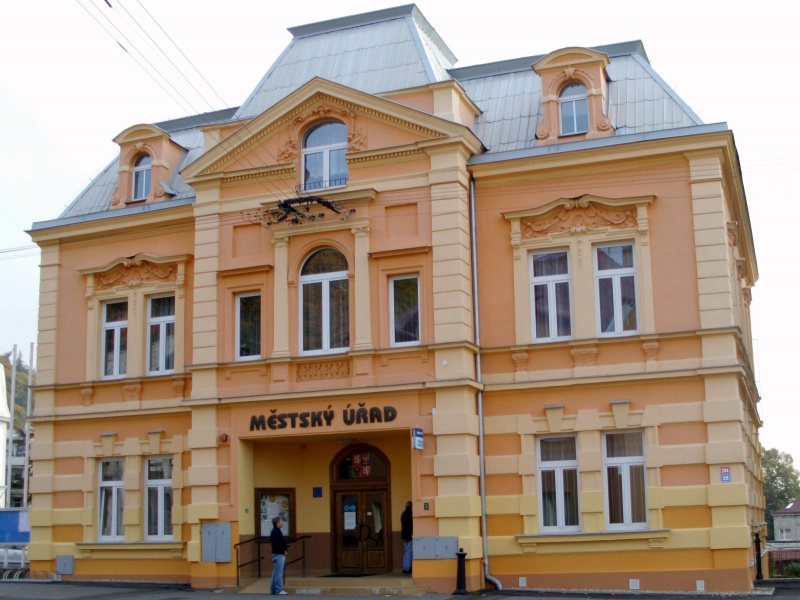 Soubor:Mestsky urad Dubi.jpg